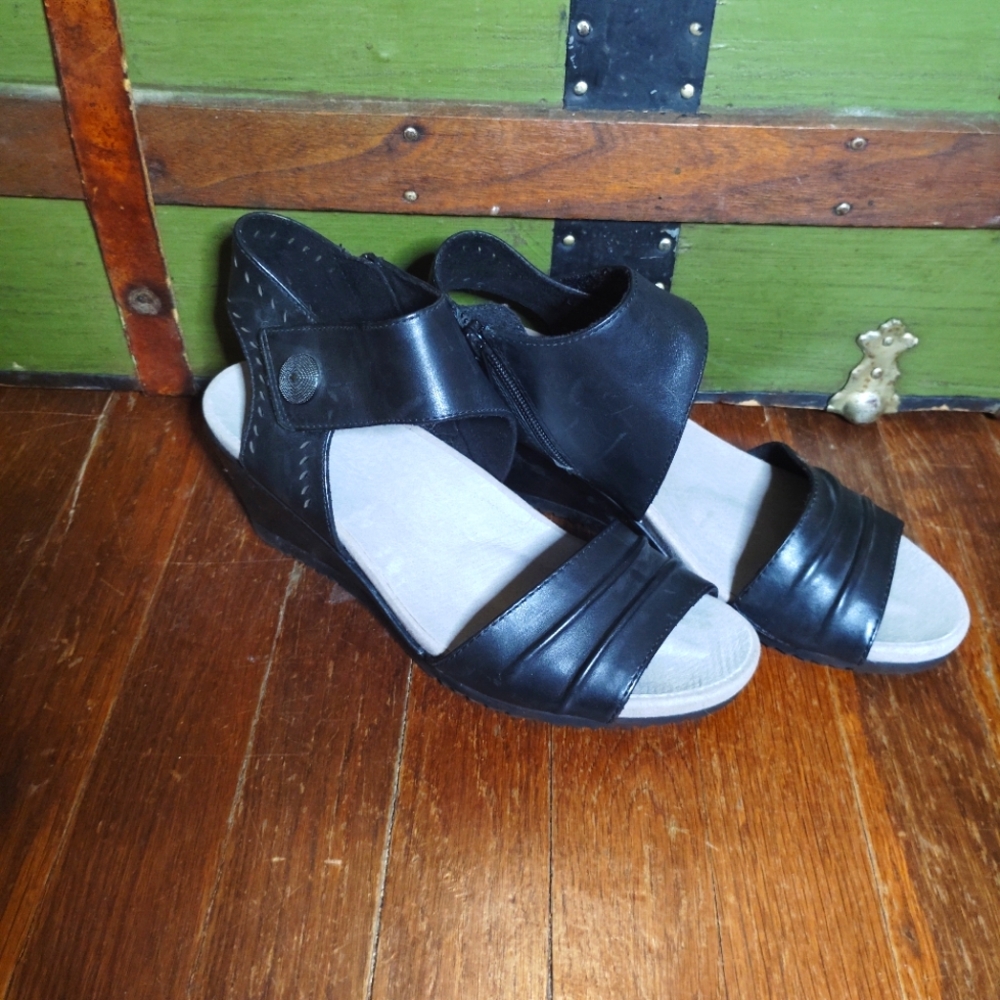 Women's Earth Attalea Barbados Black Leather Wedge Heels